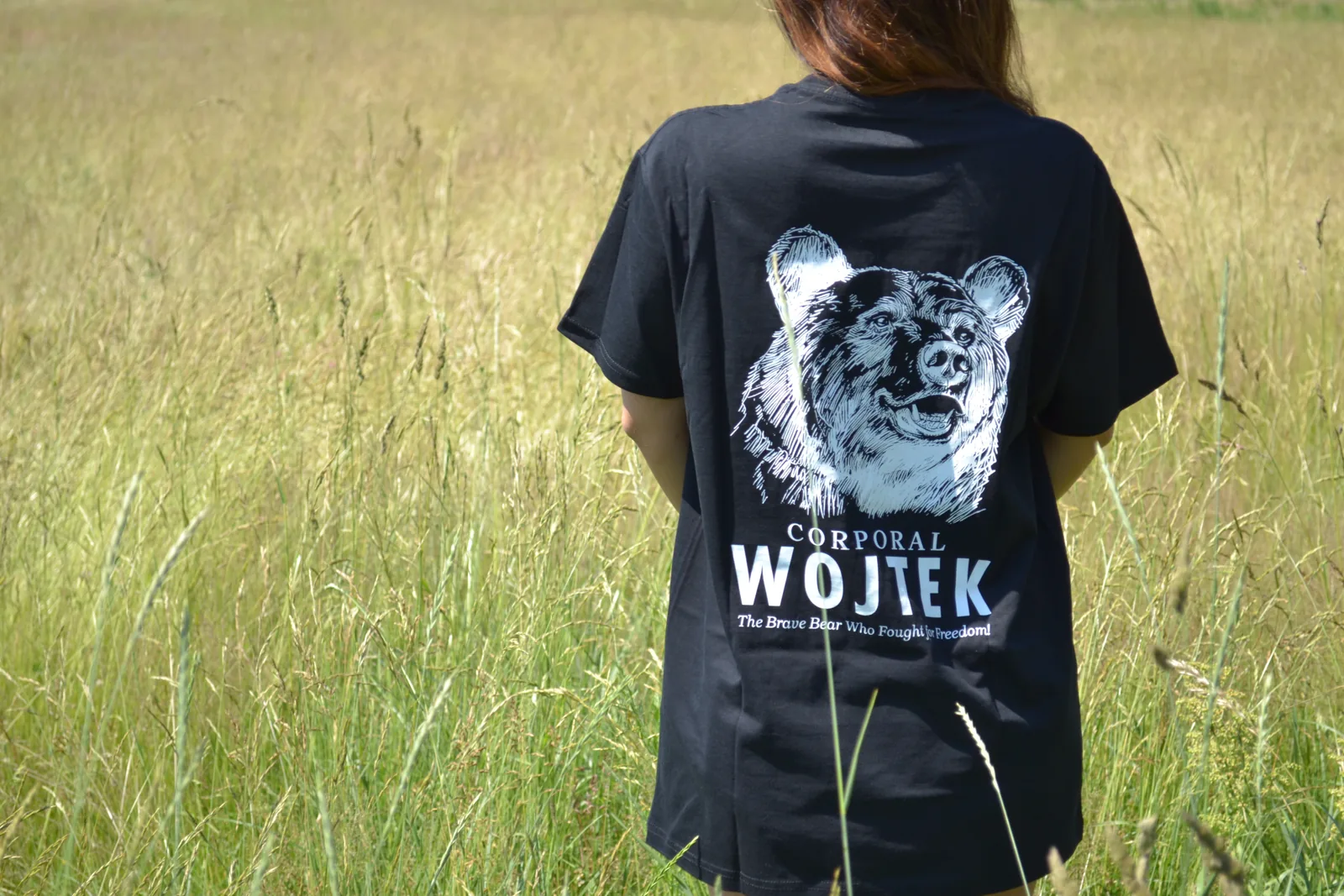 Corporal Wojtek T-Shirt Męski Czarny, kadr z sesji: łąka