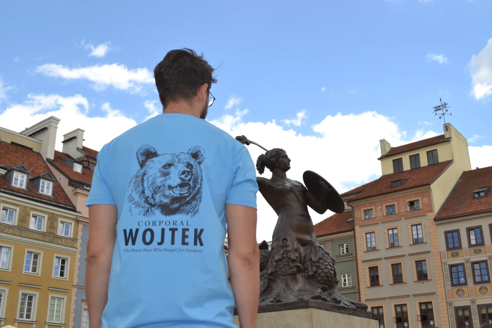 Corporal Wojtek T-Shirt Męski Włoski Błękit, kadr z sesji: rynek starego miasta
